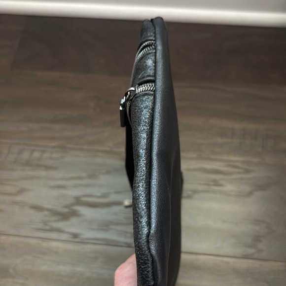 Jones NY PVC Cosmetic/travel wedge pouch,2 zip front pockets 1 interior,texture - Picture 8 of 12